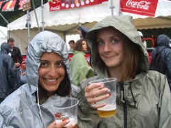 Deux festivalières mouillées