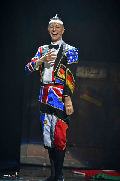 Arturo Brachetti dans Comedy Majik Cho